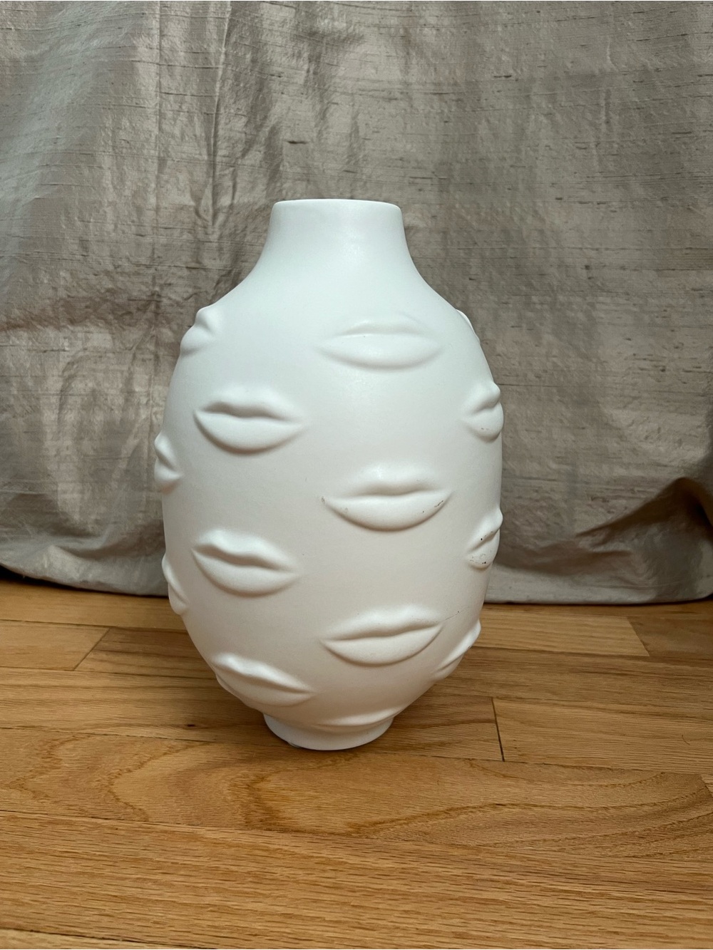 Jonathan Adler unsigned! Muse lip vase White Embossed Lips Ceramic Vase